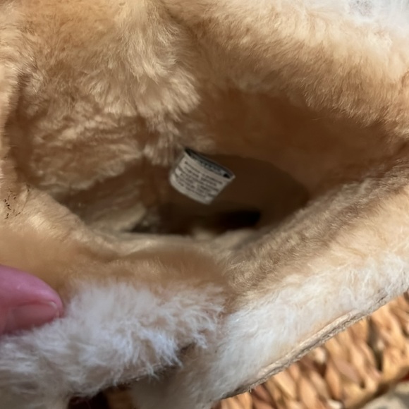 Womens like new warm insulated Bearpaw high boot size 7 - Picture 3 of 6